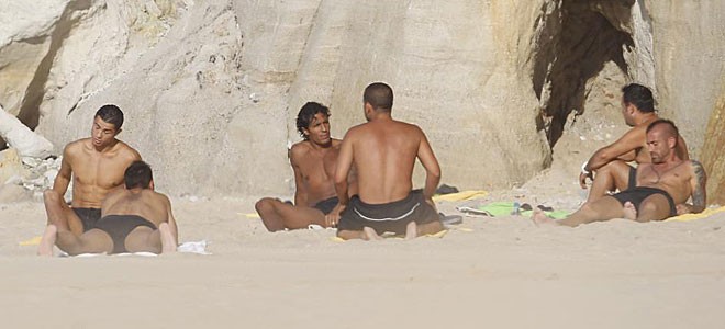 Ronaldo cùng các tuyển thủ Bồ Đào Nha đang nghỉ ngơi, thư giãn ở bãi biển Obidos.
